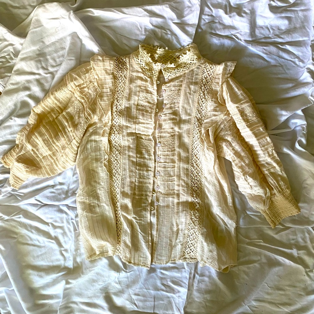 Beautiful crochet and cotton puffed sleeves blouse!